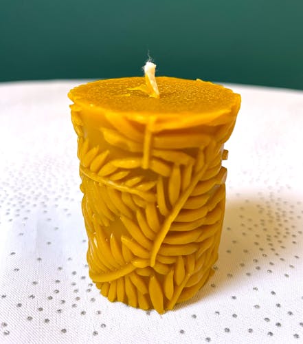 Świeca z wosku pszczelego walec z liśćmi - 170g